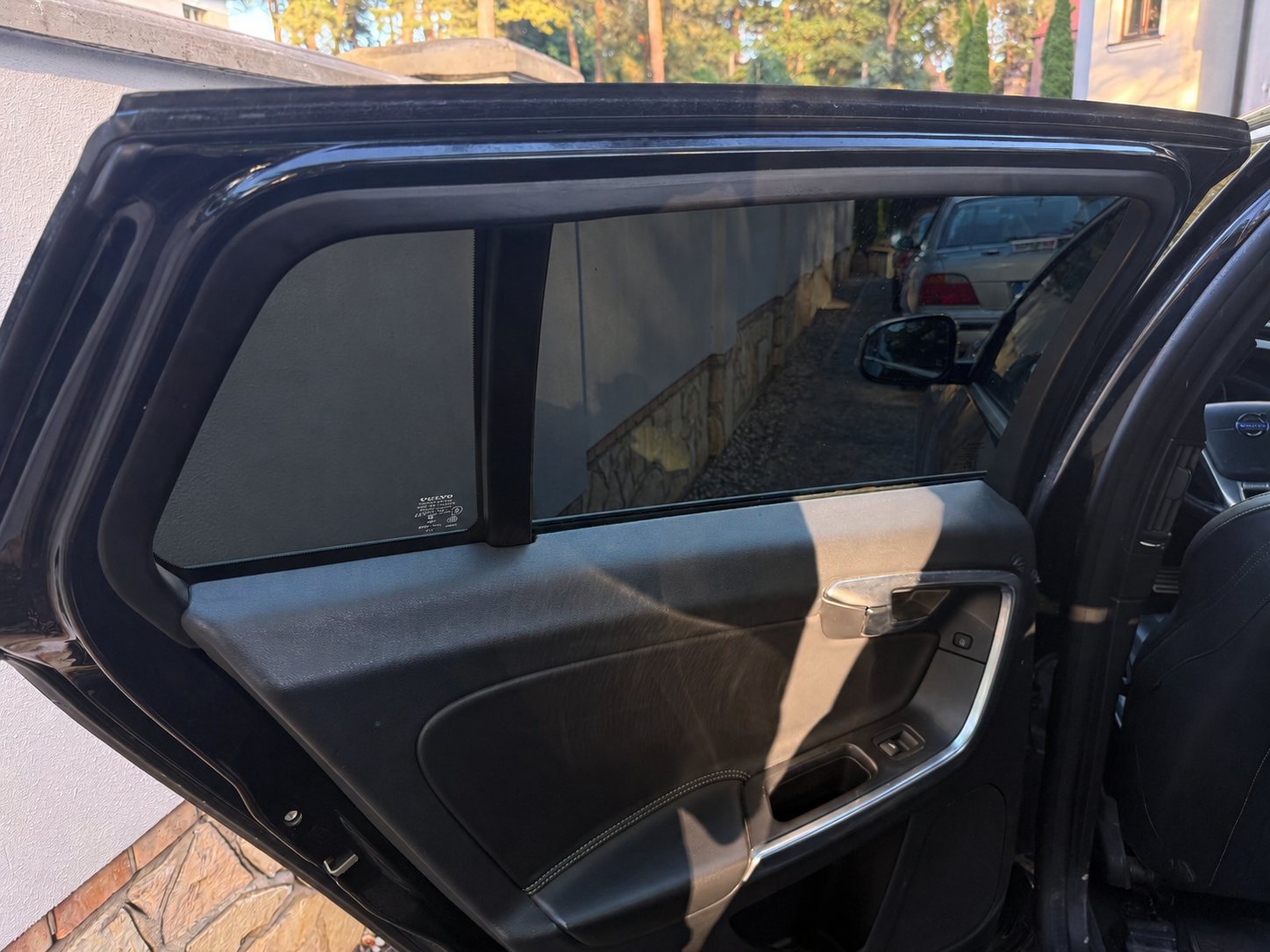 Auto aizmugures loga tonēšana — pēc