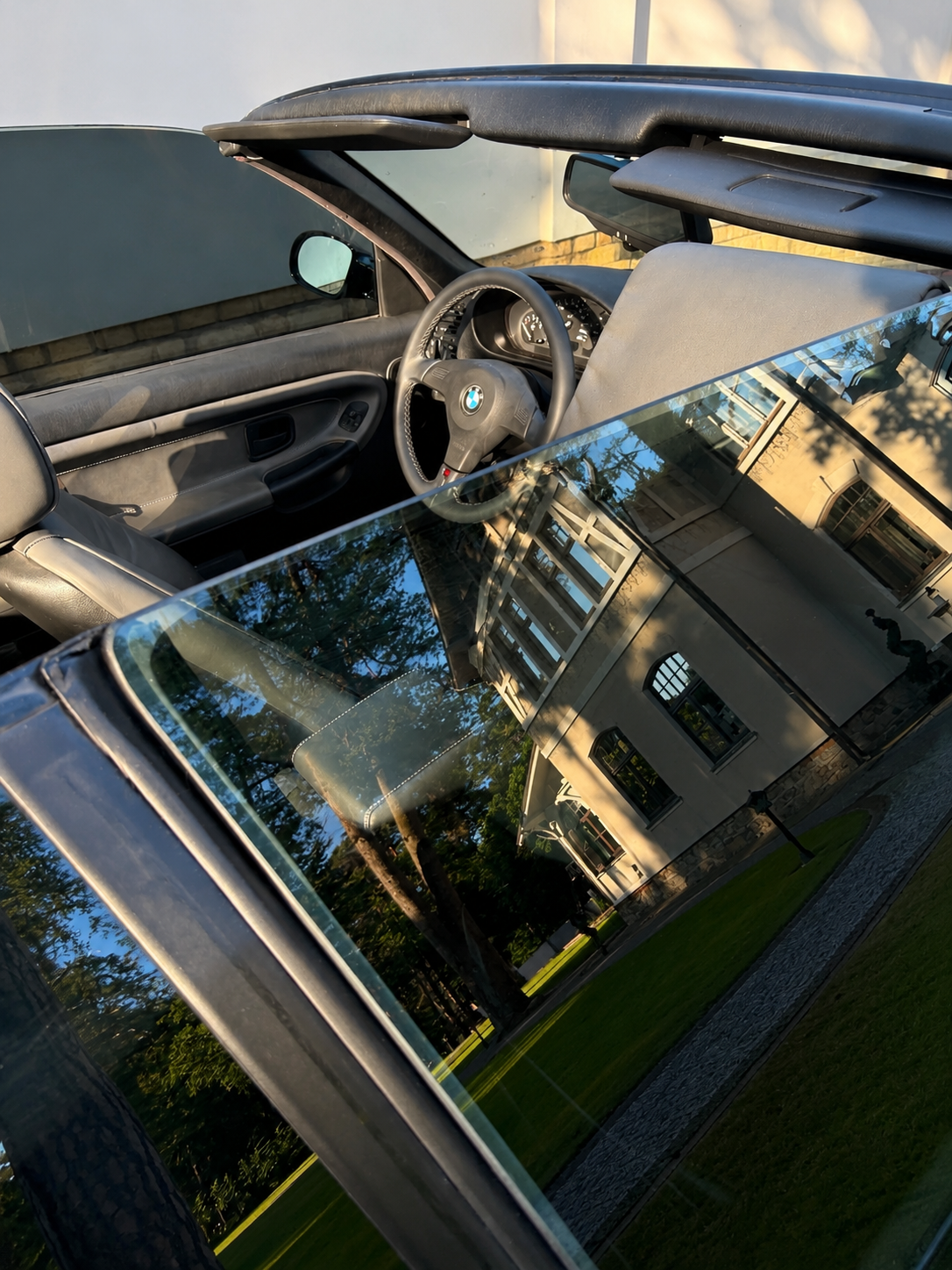 GKcars logu tonēšana — stūra skats